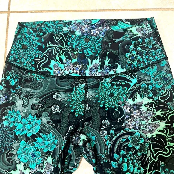 Lululemon Wonder Under HR Floral Crop Leggings 12 - Picture 2 of 4